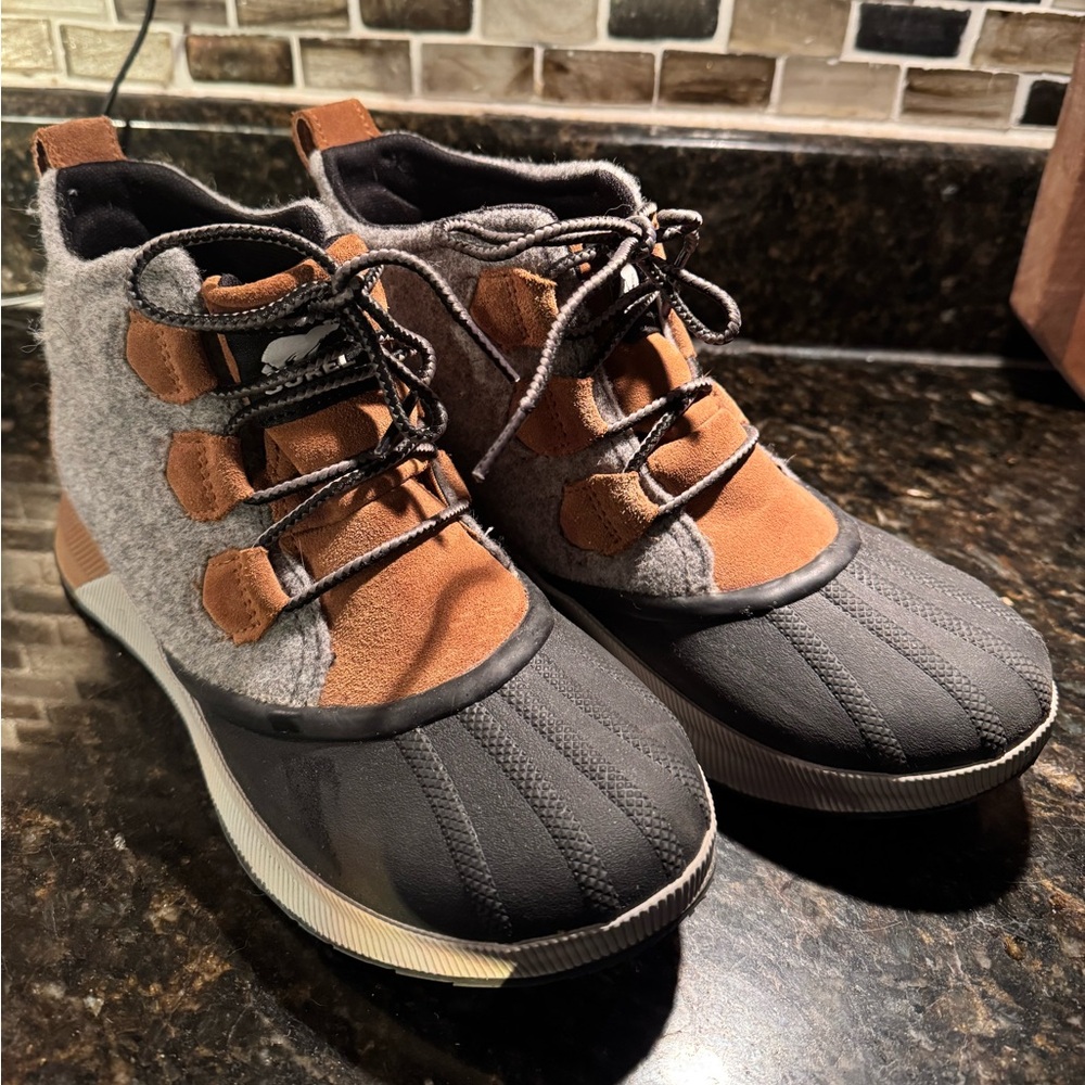 Sorel Out n About size 9 grey flannel with brown trim.